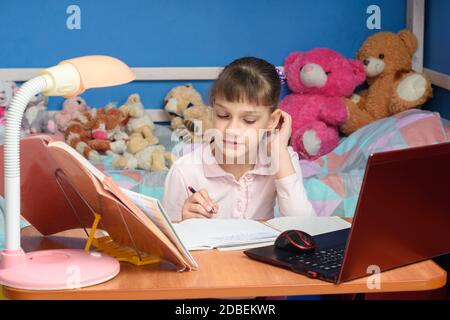 Studia a casa davanti al computer portatile Foto Stock