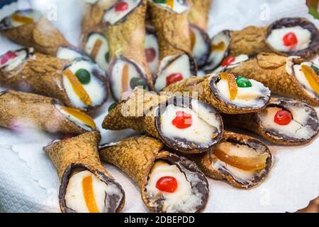 Cannoli Siciliani - dessert tradizionale italiano con ricotta e pistacchi. Sicilia, Italia. Foto Stock