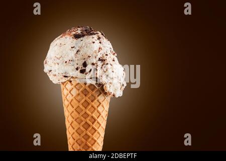 Stracciatella cono gelato su fondo marrone Foto Stock