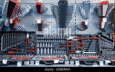 Cassette degli attrezzi e kit nella cassetta degli attrezzi, nessuno, teste a cricchetto. Scelta di attrezzature in ferramenta, strumenti professionali in supermarket, wrenche Foto Stock