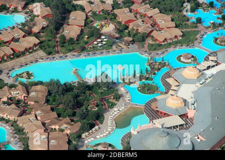 Vista della località egiziana con piscine dal piano. Tropical Resort, vista aerea. Ranorama Earth Objects dall'aria. Deserto, oasi, piscine e tour Foto Stock