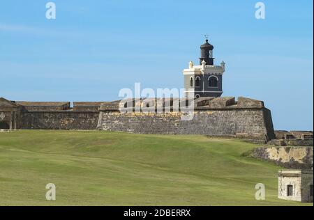 Vista sulla torre faro del Castillo San Felipe del Morro durante il giorno. Nessuna gente intorno. Foto Stock