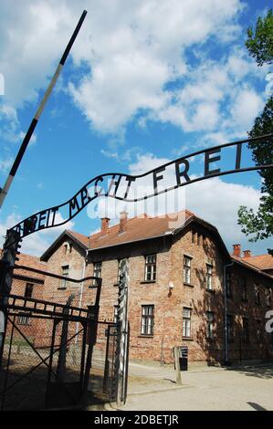 Porta d'ingresso al campo di concentramento di Auschwitz Foto Stock