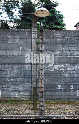 Lampada esterna sulla parete esterna del campo di concentramento di Auschwitz Foto Stock