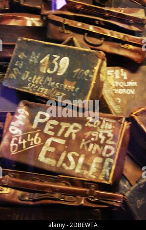 Cause appartenenti ad ebrei assassinati nel campo di concentramento di Auschwitz Foto Stock