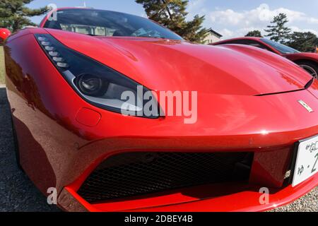 Vista frontale ravvicinata di una Ferrari rossa 488 GTB sport all'aperto sotto il sole Foto Stock