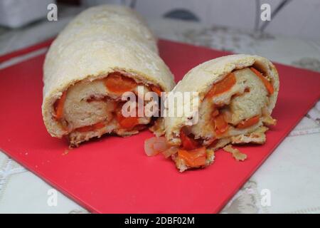 arrotolare ripieno succosa verdure colorate calde e crosta preparare per ora di pranzo Foto Stock