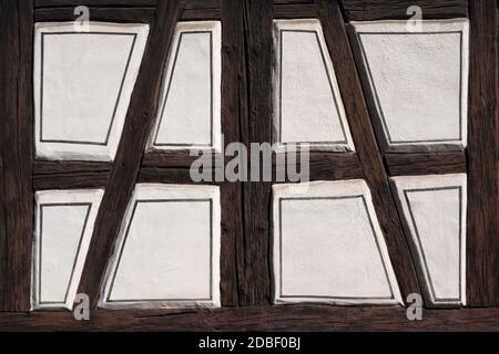 Dettaglio di un vecchio a struttura mista in legno e muratura in marrone e bianco Foto Stock