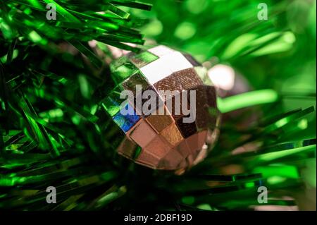 Palloncini luminosi e colorati elementi in tindel decorazione albero di Natale, primo piano, fuoco selettivo. Anno nuovo e Natale Foto Stock