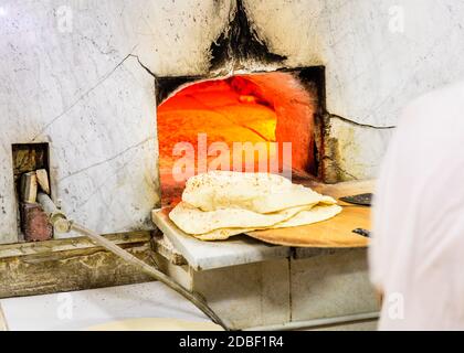 La cottura tradizionale arabo flatbread in una pasticceria a Dubai la Città Vecchia Foto Stock