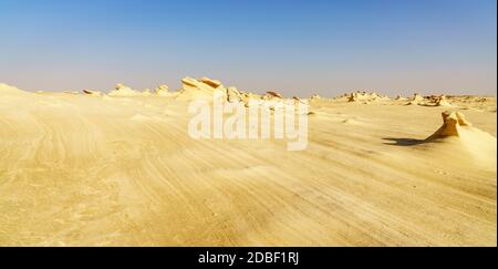 Formazioni di arenaria in Abu Dhabi desert negli Emirati Arabi Uniti Foto Stock