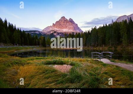 Paesaggi di tramonto sul Lago di Antorno, paesaggi montani autunnali nelle Dolomiti, Italia. Foto Stock
