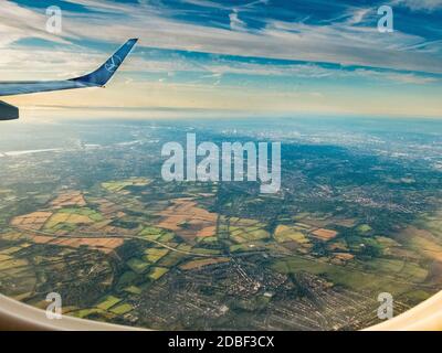 VOLO LOT Airlines B737-800 da Londra Heathrow a Varsavia, Polonia visto dal finestrino destro della cabina del passeggero su un volo mattutino. Foto Stock