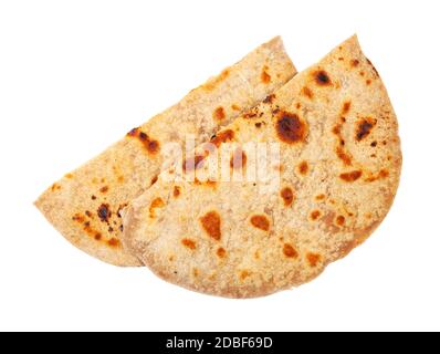 Cucina indiana - Coppia di tandoori roti (pane piatto naan cotto in tandoor) isolato su sfondo bianco Foto Stock