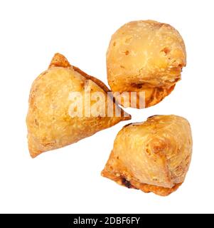 Cucina indiana - vista dall'alto di tre keema samosas (pasticceria salata fritta ripiena di carne e verdure) isolati su sfondo bianco Foto Stock