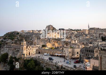 Matera, Italia - 17 settembre 2019: Veduta dei Sassi di Matera un quartiere storico della città di Matera, noto per le loro antiche abitazioni in grotta Foto Stock