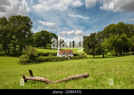 Paesaggio inglese con vecchio cottage in Chiltern Hills, Regno Unito Foto Stock