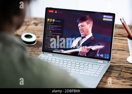 Streaming di video musicali in diretta con suoneria sul computer portatile Foto Stock