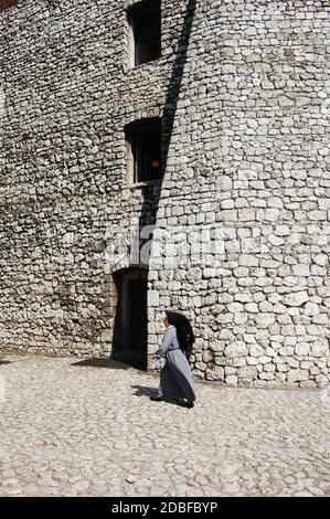 Una suora a piedi i terreni del castello di Wawel, Cracovia, Polonia Foto Stock