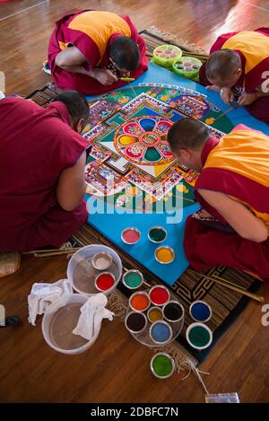Auroville, India - Febbraio 2019: 4 Monaci del Monastero di Tashi Lumpo in Tibet creando il Mandala della compassione ad Auroville. Foto Stock