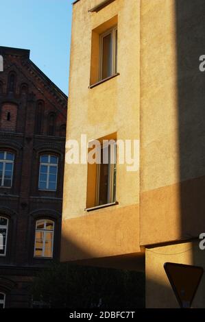 Edificio giallo a Cracovia, Polonia Foto Stock