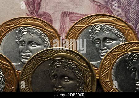 Primo piano su banconote e monete brasiliane Foto Stock