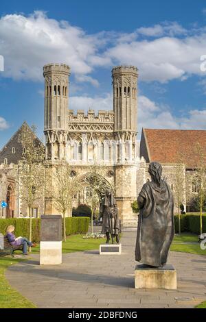 Lady Woottons Green, Fyndon Gate, statue di Bertha, Regina del Kent, e, re Ethelbert, Canterbury, Kent, Inghilterra Foto Stock