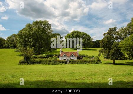 Paesaggio inglese con vecchio cottage in Chiltern Hills, Regno Unito Foto Stock