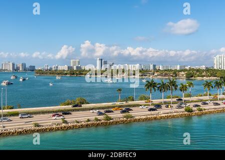 Miami, FL, Stati Uniti - 28 aprile 2019: Causeway dal centro a Miami Beach, Biscayne Bay e Star Island a Miami, Florida, Stati Uniti d'Ame Foto Stock