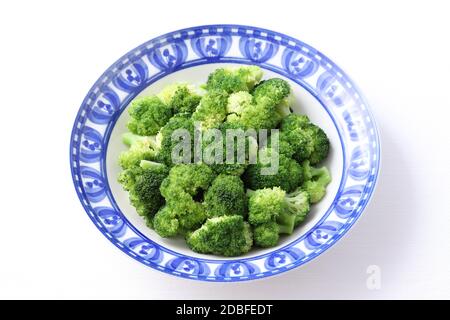 broccoli verdi bolliti con sale marino in un piatto, primo piano Foto Stock