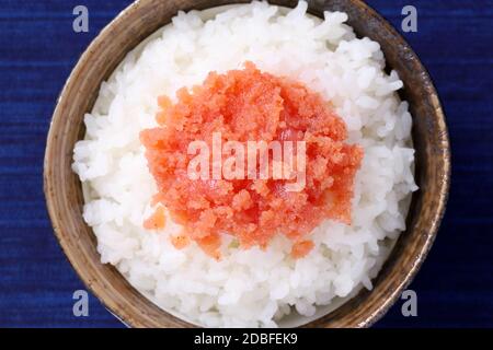 Cibo giapponese, riso bianco cotto con mentaiko Karashi sul tavolo, vista dall'alto Foto Stock