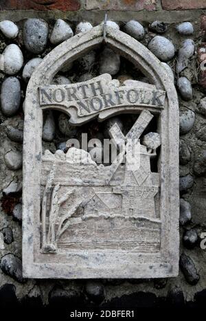 pulire accanto al cartello del mulino a vento mare, norfolk nord, inghilterra Foto Stock