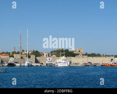 Le mura della città di Rodi e il porto vista dal mare Foto Stock