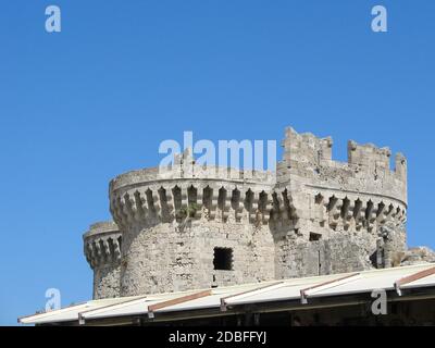 Le Torri Gemelle del cancello marino come viste dall'interno La città vecchia medievale di Rodi Foto Stock