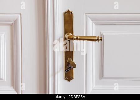 Porte in stile vintage bianco con manico in bronzo Foto Stock