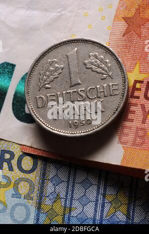 Vecchia moneta di marca tedesca sull'euro Foto Stock
