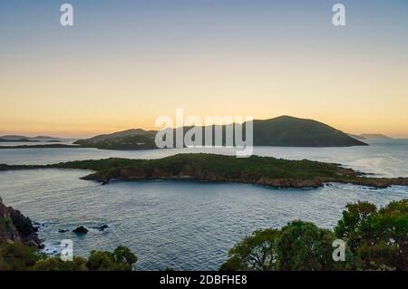 Isole Vergini Britanniche, vista sul mare dei caraibi dall'isola della Grande Camanoe sopra la piccola Camanoe a Tortola, catturata al mattino presto Foto Stock