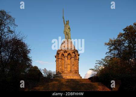 1838, Hermannsdenkmal, 1875 - Entwürfen nach von Ernst von Bandel erbaut und am 16. Agosto 1875 eingeweiht, Blick von Westen, Sonnenuntergang Foto Stock