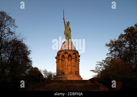 1838, Hermannsdenkmal, 1875 - Entwürfen nach von Ernst von Bandel erbaut und am 16. Agosto 1875 eingeweiht, Blick von Westen, Sonnenuntergang Foto Stock