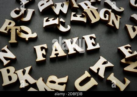 Informazioni falso concetto. Parola da lettere di legno. Foto Stock