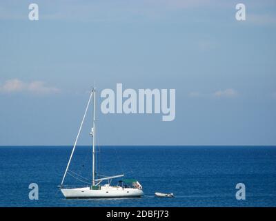 Vista dello yacht nel porto di Kolona a Rodi Foto Stock