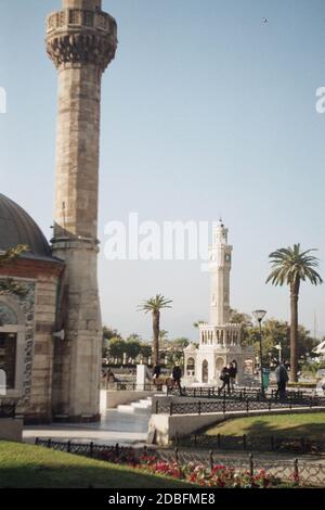 Izmir, Turchia - 16 novembre 2020 Film scan con qualche granello della Torre dell'Orologio di Konak con alcune persone con bandiera turca e poster Ataturk. Foto Stock