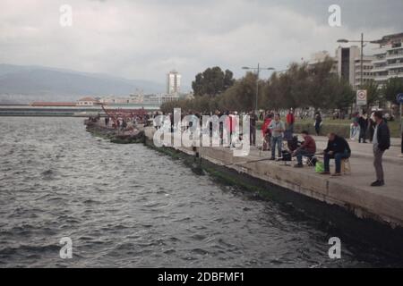 Izmir, Turchia - 16 novembre 2020. Foto di alcune persone e pescatori amatoriali a Konak Izmir. Foto Stock