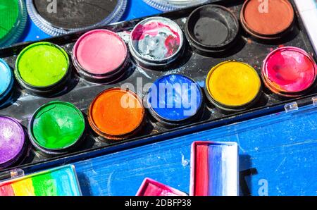 Varie vernici colorate ad acquerello usate per disegnare da vicino Foto Stock