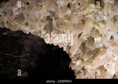 Cristalli di gesso in una grotta nella Foresta Turingia in Germania Foto Stock