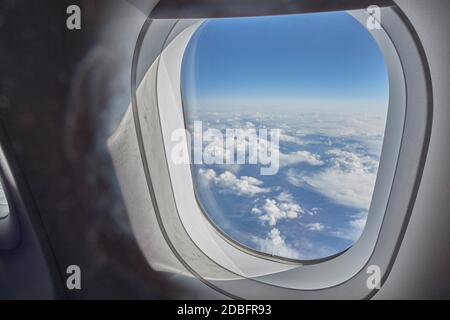 Vista di volo sopra le nuvole Foto Stock