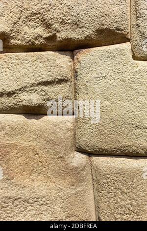 Dodici angoli di pietra, bella strada stretta e muri edifici nel centro di Cusco o Cuzco città, Perù. America del Sud. Foto Stock