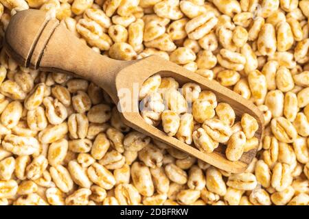 Grano soffiato coperto di miele in paletta. Vista dall'alto. Foto Stock