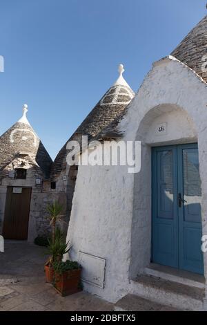 Porta blu trullo, Alberobello, Puglia, Italia Foto Stock