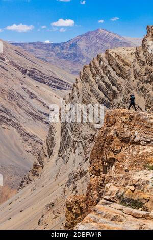 Fotografo di scattare le foto in Himalaya montagne. Spiti valley, Himachal Pradesh, India Foto Stock